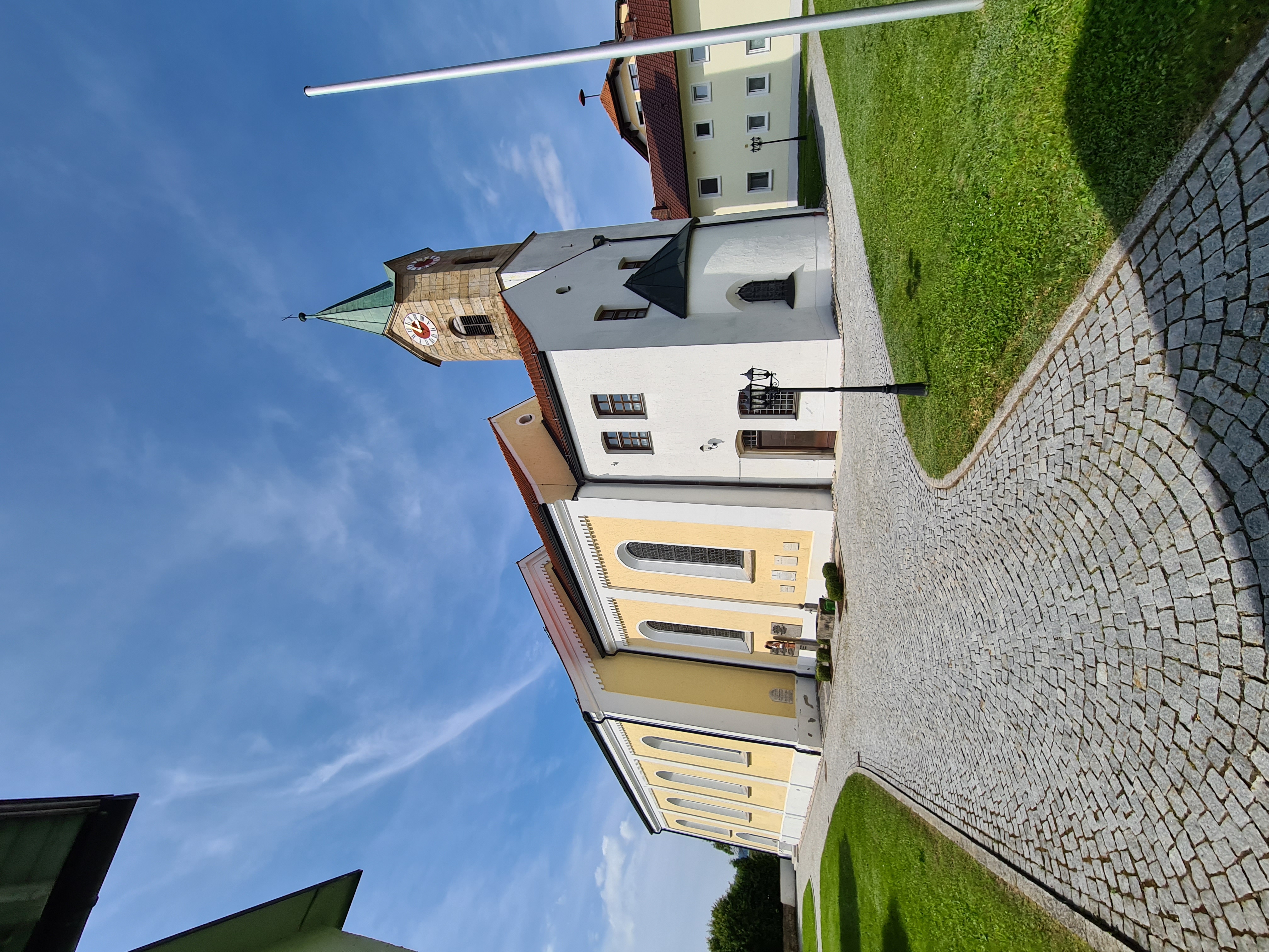 Pfarrkirche St. Nikolaus im Sommer