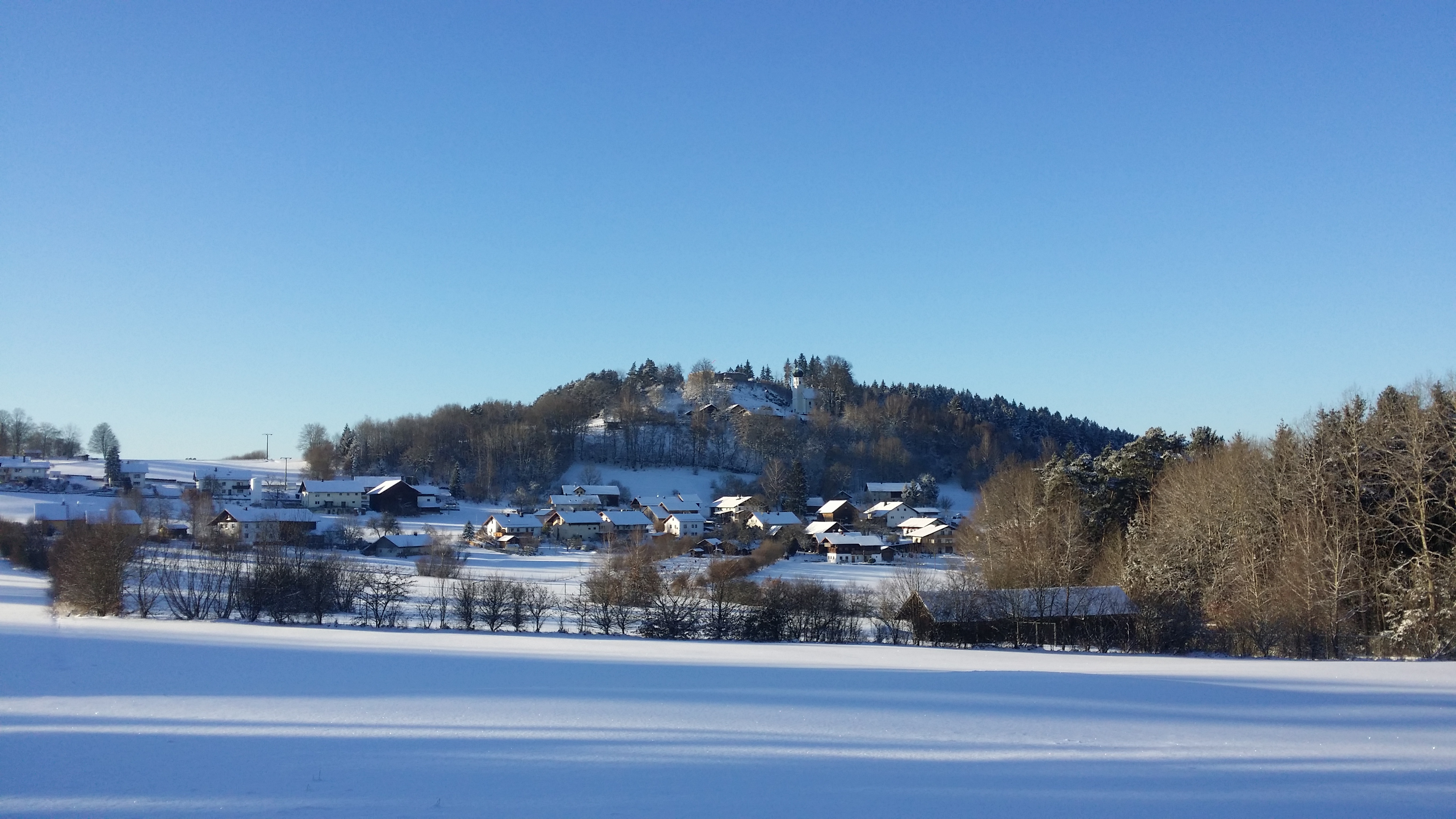 Dorf Neurandsberg mit Wallfahrtskirche und Burg im Winter