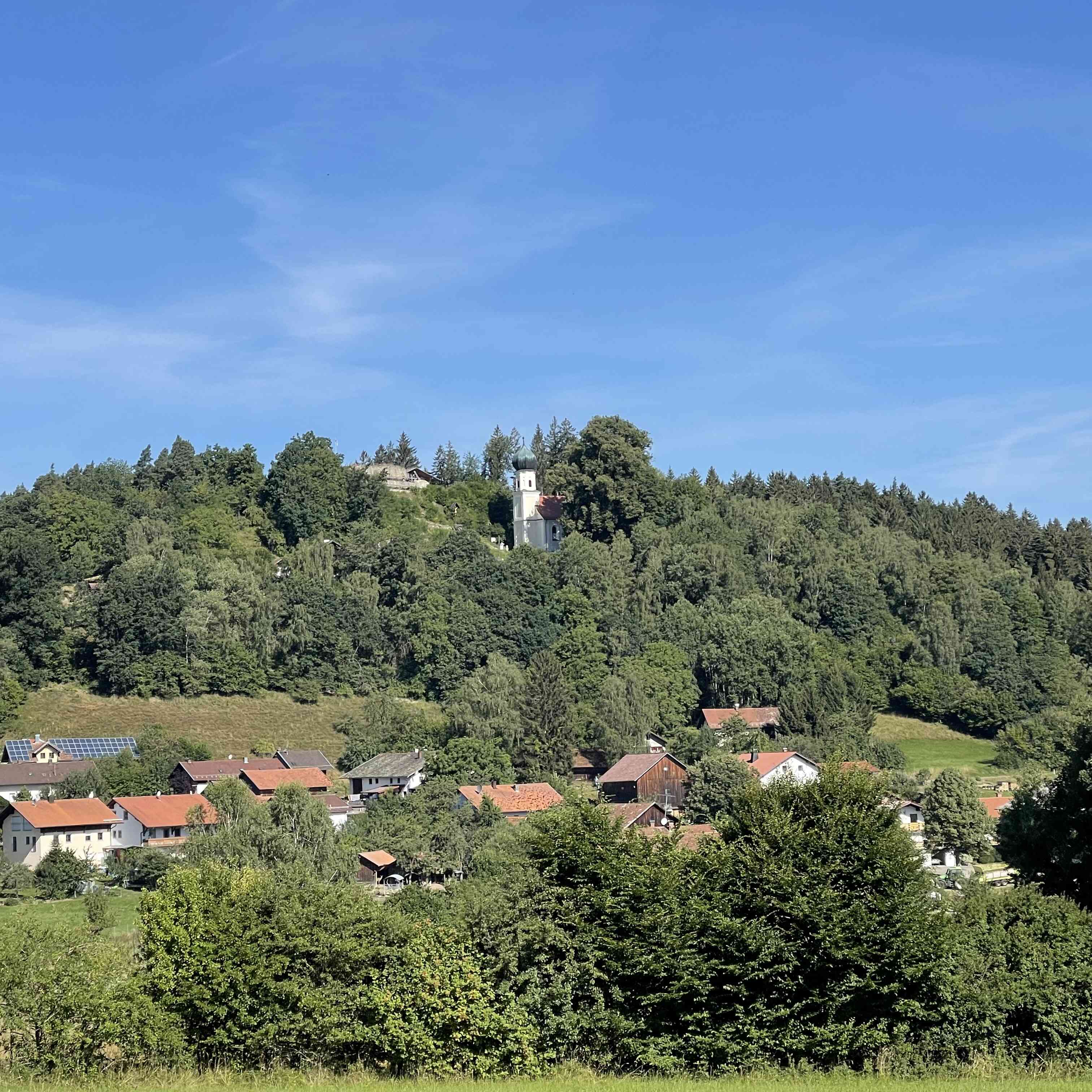 Ausblick Burgruine und Wallfahrtskirche Neurandsberg