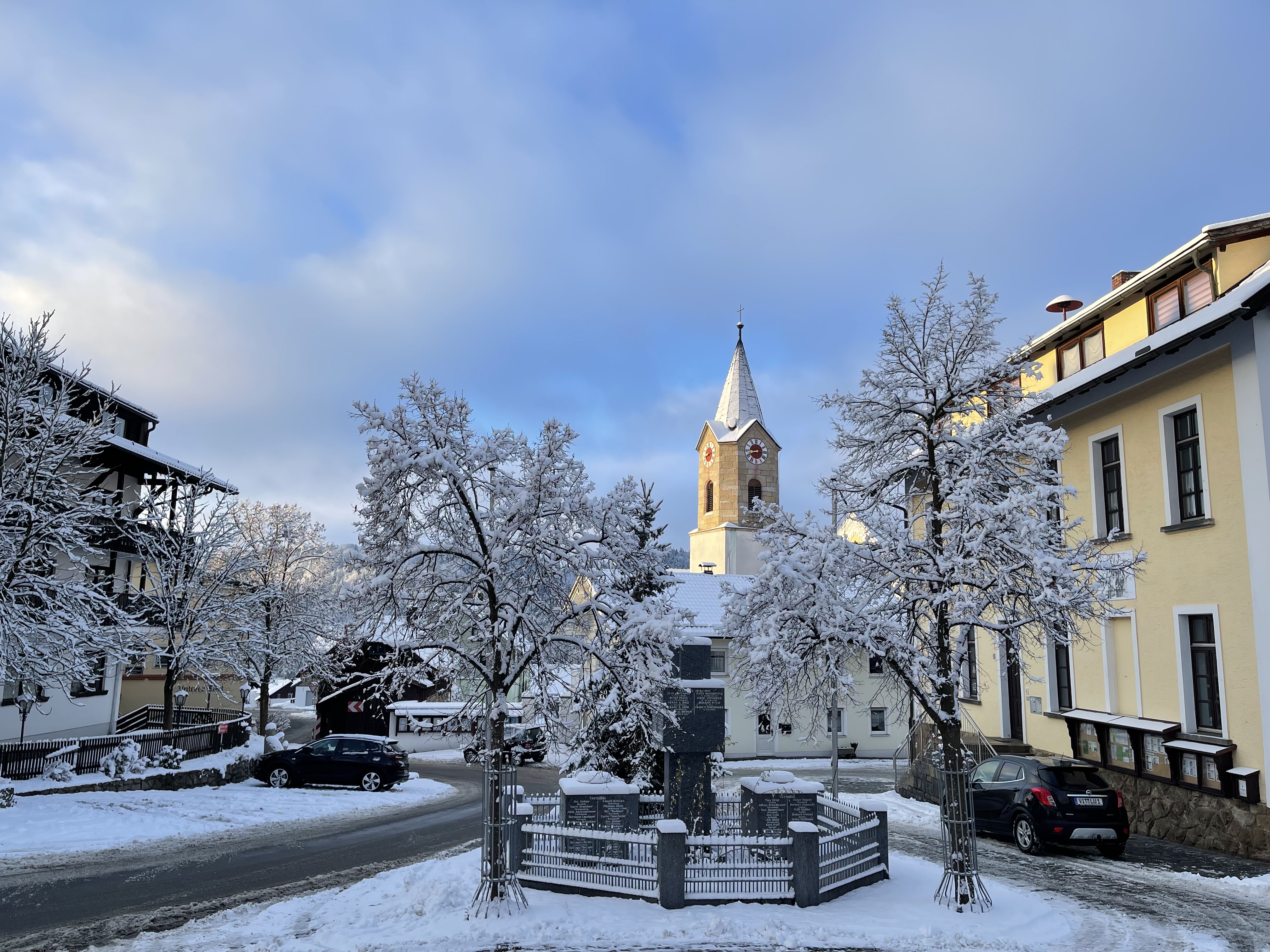 Blick vom Rathaus zum Kirchturm im Winter